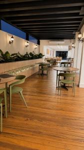 a restaurant with wooden tables and chairs and tablesktop at Bristol Exceler Campo Grande in Campo Grande