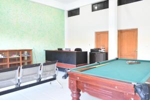a room with a pool table in a room at Nexus Hotel & Coworking in Copacabana