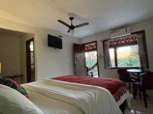 a bedroom with a bed and a ceiling fan at Pousada Belvedere da Serra in Serra do Cipo