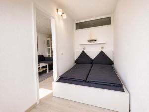 a small bedroom with a bed in a room at Strandläufer in Wendtorf