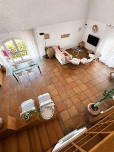an overhead view of a living room with a couch at Il Nido del Gabbiano in Vietri sul Mare