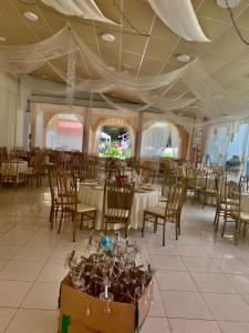a large banquet hall with tables and chairs and a ceiling at Hotel Bellavista in Calca