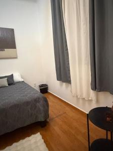 a bedroom with a bed and a table and a window at casa granada en Carranza in San Luis Potosí