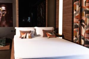 a bedroom with two beds with white sheets and pillows at Hotel Orizzonte in Giugliano in Campania