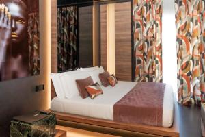 a bedroom with a bed with white sheets and pillows at Hotel Orizzonte in Giugliano in Campania