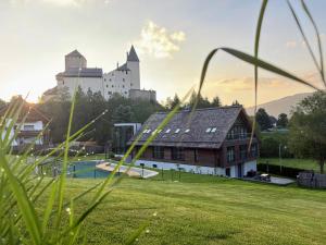 a building with a castle in the background at Residenz zur Hackenschmiede in Mauterndorf