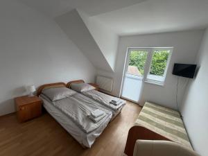 a bedroom with a bed and a window at Tedi 2 in Rewal