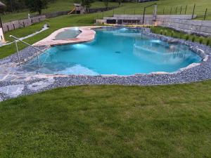 an overhead view of a pool with blue water at Ferienhaus zur Hackenschmiede in Mauterndorf