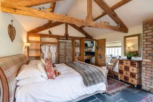 a bedroom with a large white bed in a room at 8lacksmith's Shop in York