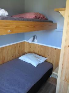Ένα ή περισσότερα κρεβάτια σε δωμάτιο στο Klarälvens Camping