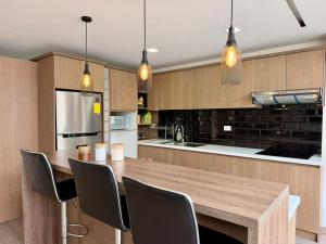 a kitchen with a wooden table and chairs at Departamento CENTRICO CENTRO LOJA in Loja
