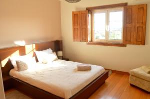 a bedroom with a bed and a window at Cantinho do Minho - Ponte de Lima in Ponte de Lima +6 photos