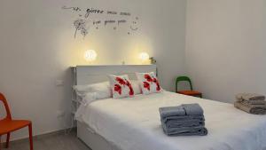 a bedroom with a bed with red flowers on the wall at La Casa di Katia in Pisa