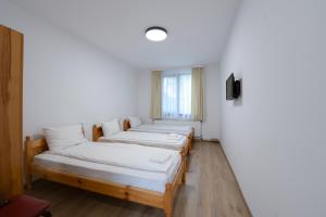 a row of beds in a room at Гюмюрджински Снежник in Kirkovo