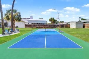 a tennis court in the yard of a house at Paradise On Park in Seminole