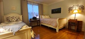ein Schlafzimmer mit einem Bett und einem Fenster in der Unterkunft Tripp Inn in St. John's