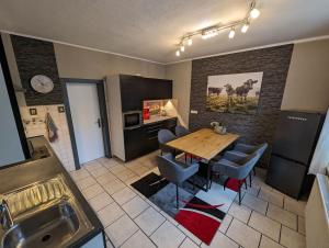 a kitchen and dining room with a table and chairs at Ferienwohnung Mutter in Twiste