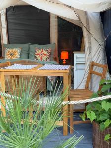a tent with a bench and a table and a chair at Zapach Morza - A Casa Mia in Niechorze