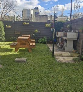 a picnic table in the grass in a yard at La Cañada in Colón