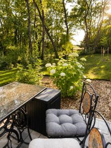 a patio with a table and chairs in a garden at Kellerstöckl Gehringer in Guntersdorf