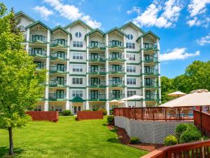 a large apartment building with a yard at Carriage Place in Branson +20 photos