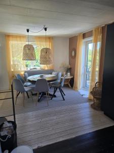 a living room with a dining table and chairs at Casa Tolne in Sindal