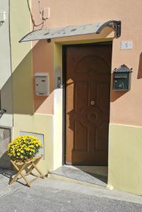 una puerta a un edificio con una maceta de flores al lado en Casa Romantica, en Sorso