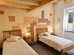 two beds sitting next to each other in a room at Giada Apartments in Moneglia
