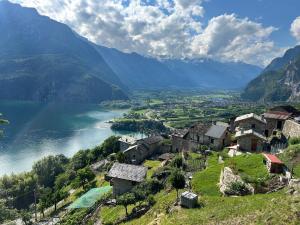 a village on a hill next to a body of water at Il ciliegio sul lago in Verceia