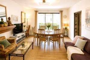 a living room with a table and chairs at LES FRUITS DE MER, plage et centre à pied, lits faits, parking gratuit, animal bienvenu in Berck-sur-Mer