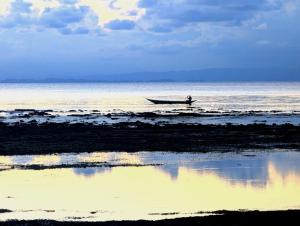 a person in a boat in the water at Hôtel La Baleine in Sainte Marie