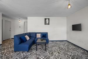 a living room with a blue couch and a table at Your Home in León Top Location in León