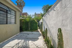 a sidewalk next to a wall with a fence at Your Home in León Top Location in León