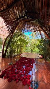 ein Strauß roter Rosenblätter auf einem Tisch in der Unterkunft Glamping CAVE in Isnos