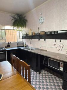 a kitchen with a sink and a counter top at Sobrado completo, confortável e bem localizado in Santo André +51 photos