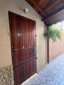 a large wooden door on the side of a building at Sobrado completo, confortável e bem localizado in Santo André