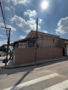 a building on the corner of a street at Sobrado completo, confortável e bem localizado in Santo André