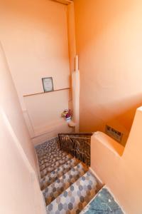 eine Treppe in einem Haus mit orangefarbenen Wänden in der Unterkunft Hotel Bisman in Jabalpur