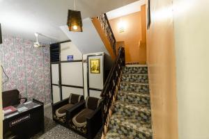 eine Treppe in einem Raum mit einer Treppe in der Unterkunft Hotel Bisman in Jabalpur