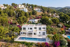 an aerial view of a house with a swimming pool at Villa Palacio Nazari in Málaga