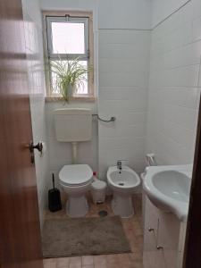 a bathroom with a toilet and a sink at Apartamento Milo in Loures +6 photos