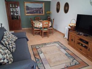 a living room with a couch and a table at Apartamento Milo in Loures