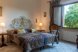 a bedroom with a bed and a window at Villa Ontanelli - 500mt dal mare in Marciana Marina