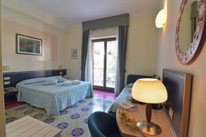 Postel nebo postele na pokoji v ubytování Hotel Santa Lucia