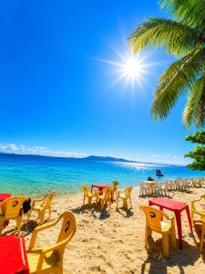 a group of tables and chairs on the beach at TOP 1 QUARTO com ESTACIONAMENTO em Condomínio com VISTA INCRIVEL - PORTARIA 24h, PISCINA, Sauna e Parquinho Infantil - Apartamento com Ar condicionado, Smart TV, Wi-Fi, Cozinha Completa, NETFLIX, Entre o MAR e a LAGOA, CUSTO BENEFICIO in São Pedro da Aldeia