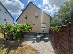 a backyard of a house with a fence and a table at Manna Igal Apartman in Igal