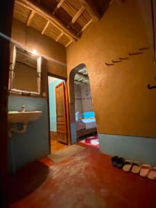 a room with a bathroom with a sink and a mirror at maison isabel in Boumalne Dades
