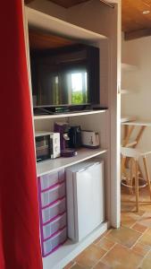 a kitchen with pink and purple drawers in a room at Au Royaume des Chats in Soudorgues