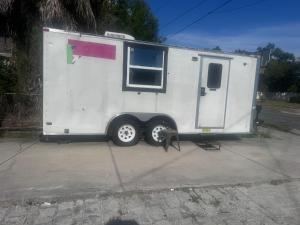 ein weißer Wohnwagen, neben dem eine Katze steht in der Unterkunft Comfy camper in Tampa