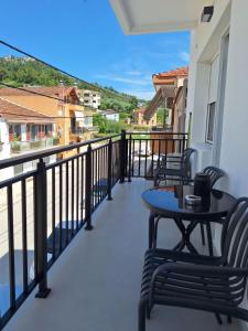 a balcony with a table and chairs and a view at Aura di centro Thassos in Limenas